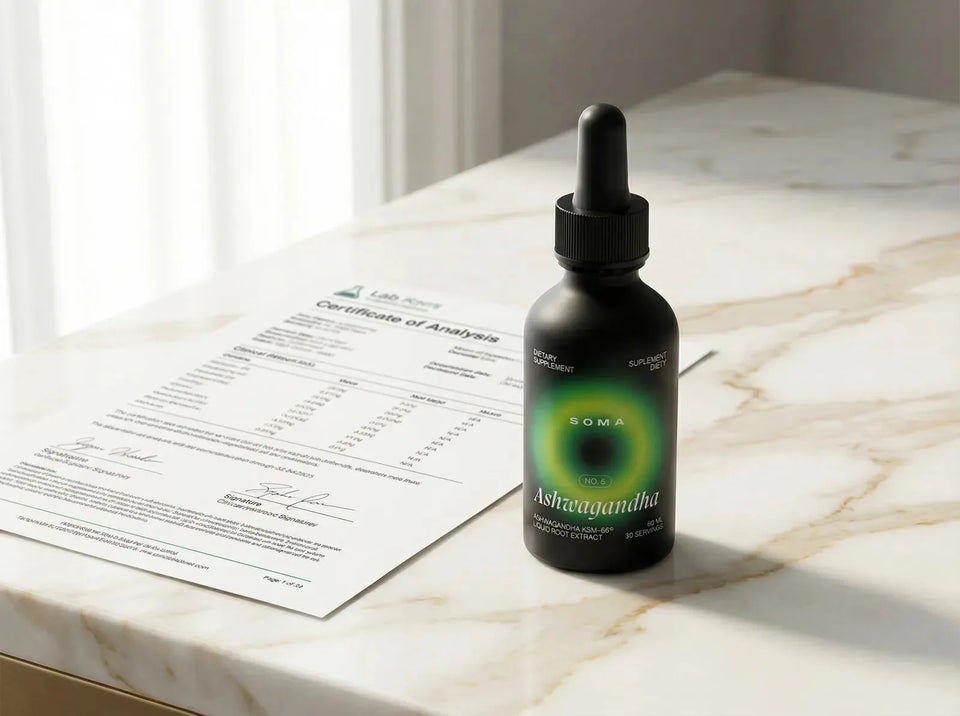 Butelka SOMA Ashwagandha obok certyfikatu analizy laboratoryjnej na marmurowym blacie
