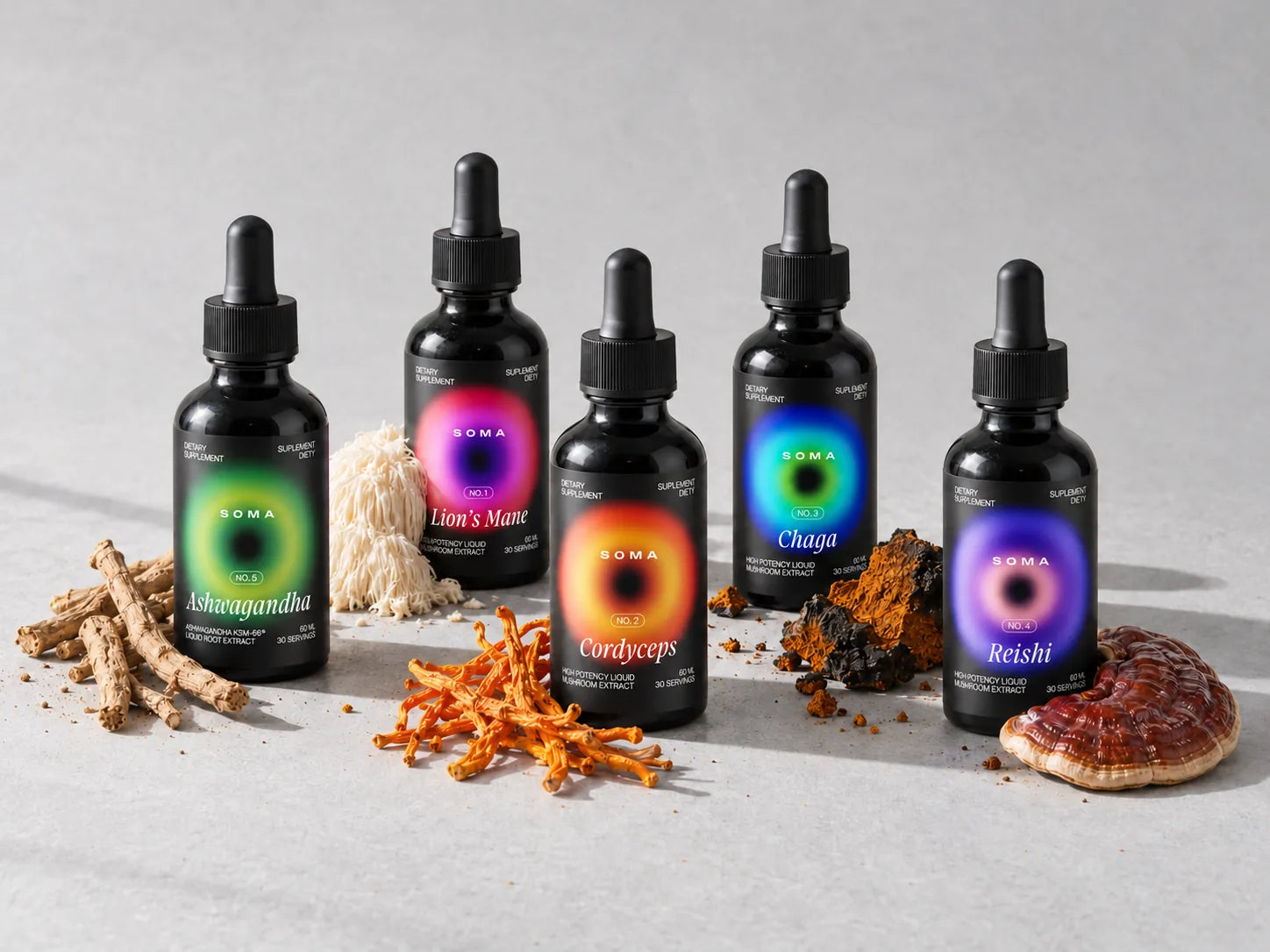 Pięć butelek SOMA z ich składnikami: korzeń ashwagandhy, soplówka, kordyceps, chaga i reishi